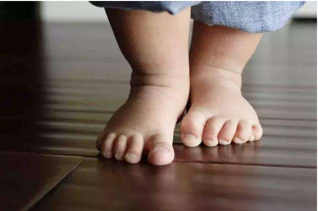 宝宝光脚走路有什么好处 哪些宝宝不适合光脚走路