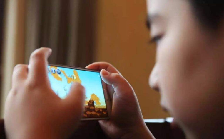 长期玩手机对儿童大脑有什么影响 孩子玩手机上瘾怎么办