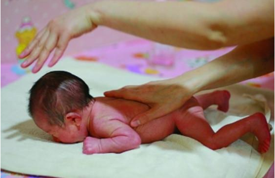 宝宝身上搓出来的黑刺是什么 宝宝身上的黑刺是胎毒吗