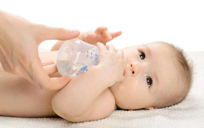 孩子爱喝饮料怎么办 如何让宝宝喜欢上喝水