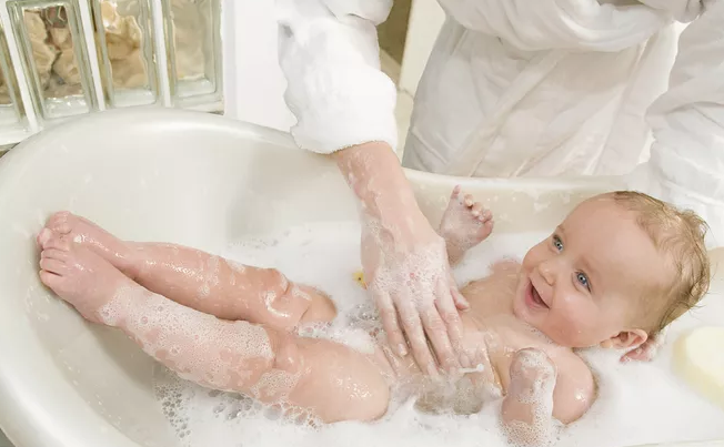 冬天给宝宝洗澡需要注意什么 冬天怎么给宝宝洗澡