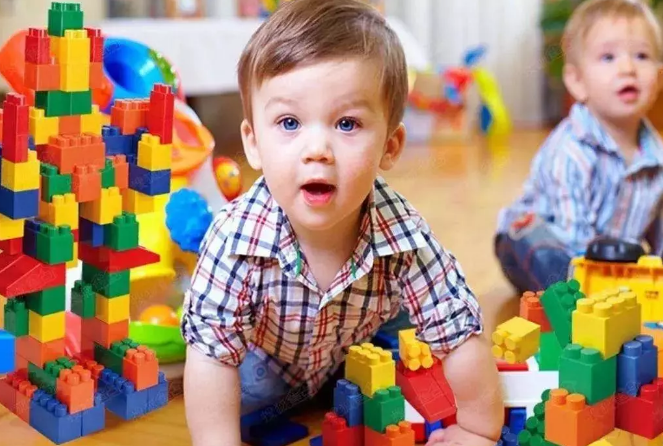 孩子|孩子喜欢跟玩具说话正常吗 孩子跟玩具空气说话怎么办