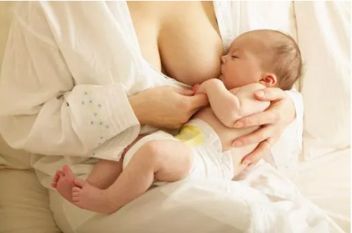 夜奶是躺着喂还是抱着喂好 给宝宝喂夜奶的正确姿势