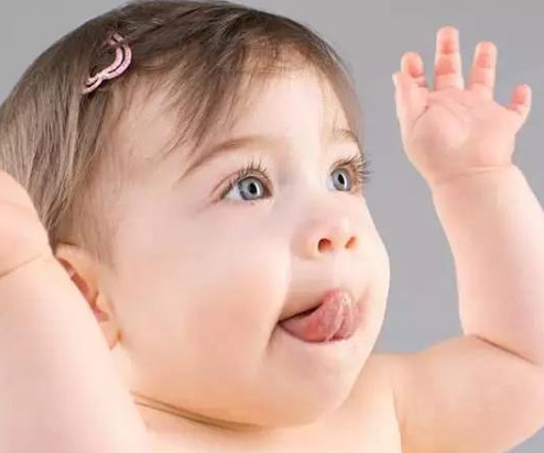 宝宝总爱咬下嘴唇是怎么回事 宝宝宝为什么要咬下嘴唇