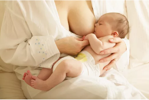 婴儿睡着吃奶有什么危害 宝宝吃奶睡觉怎么办