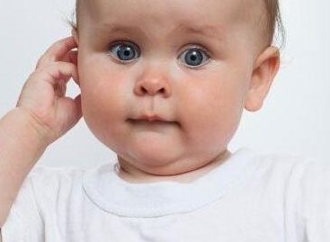 宝宝|宝宝揪耳朵是怎么回事 宝宝揪耳朵怎么办