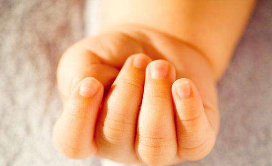 孩子指甲凹凸不平是缺乏营养吗 怎么从宝宝指甲看身体健康状况