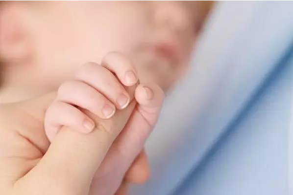 孩子指甲凹凸不平是缺乏营养吗 怎么从宝宝指甲看身体健康状况