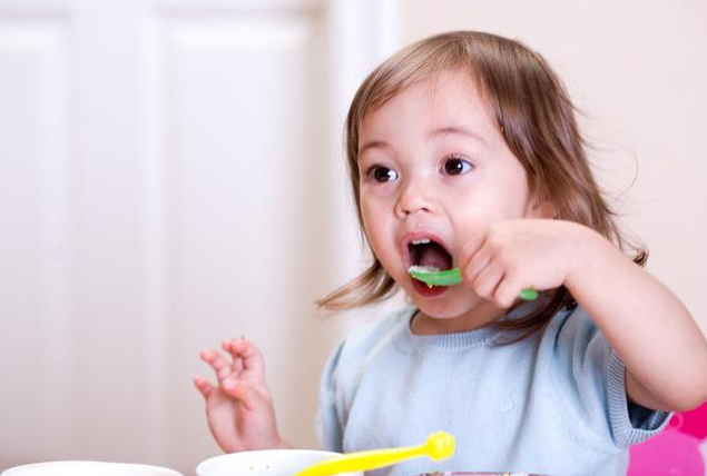 宝宝多大可以吃大人饭 宝宝过早吃大人饭有什么危害