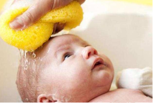 新生儿头上结乳痂怎么回事 宝宝头上乳痂怎么清理
