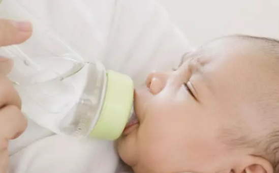 纯母乳喂养需要喝水吗 纯母乳喂养宝宝缺水吗