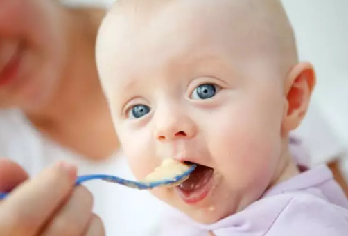 纯母乳喂养的宝宝几个月加辅食 纯母乳喂养添加辅食时间