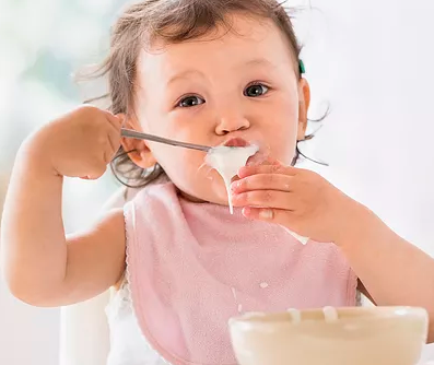 怎么样培养宝宝自己吃饭 宝宝吃饭如何训练