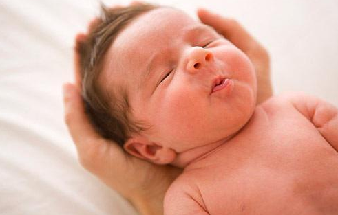 宝宝头型睡偏了怎么办 头型睡偏调整方法
