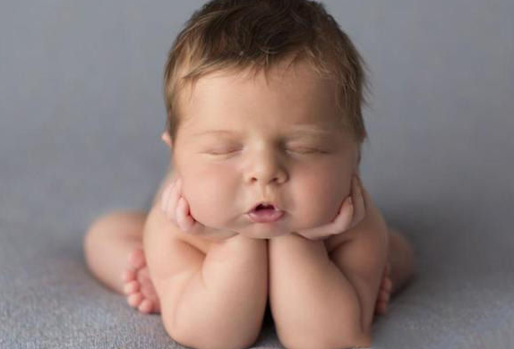 宝宝头型睡偏了怎么办 头型睡偏调整方法