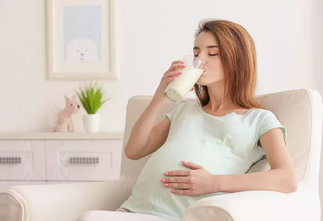 孕妇睡前喝牛奶好吗 孕妇睡前喝牛奶的好处