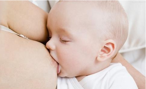咬乳头|宝宝吃奶爱咬乳头是怎么回事 哺乳时宝宝爱咬妈妈乳头怎么办