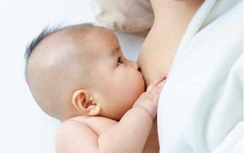 咬乳头|宝宝吃奶爱咬乳头是怎么回事 哺乳时宝宝爱咬妈妈乳头怎么办