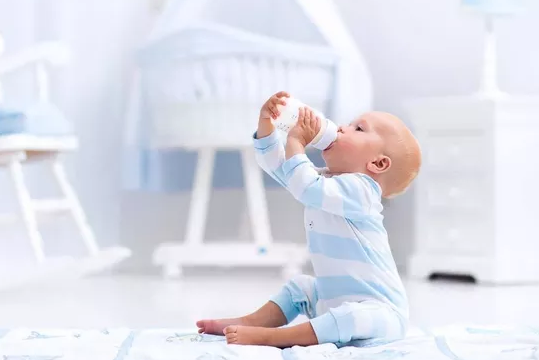 宝宝频繁吃夜奶有什么影响 宝宝频繁夜奶的危害