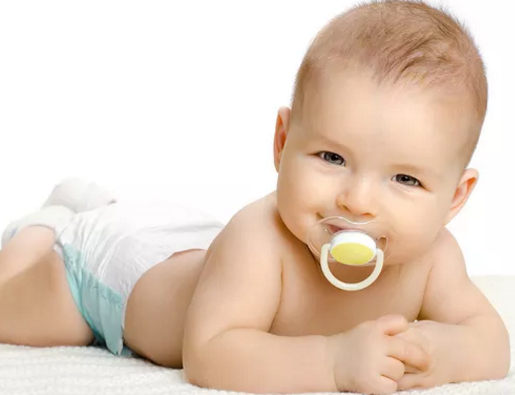 宝宝安抚奶嘴可以整夜含吗 含奶嘴睡觉的危害
