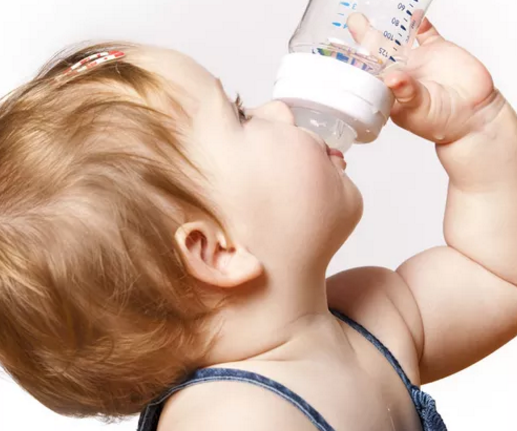 宝宝|宝宝多大可以开始喝水了宝宝六个月大可以喝水吗