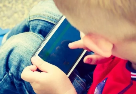 孩子玩手机会影响智力吗 孩子玩手机多长时间最好