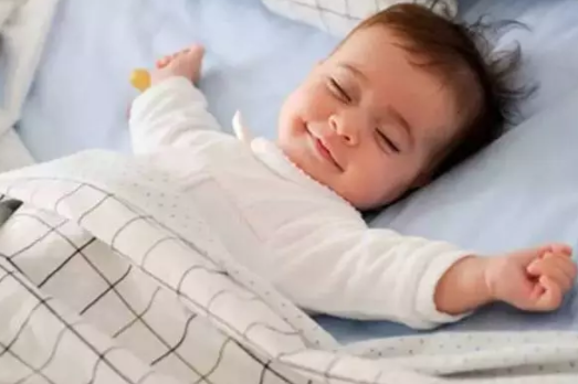宝宝睡觉时笑是在做梦吗 宝宝睡觉时笑是为什么