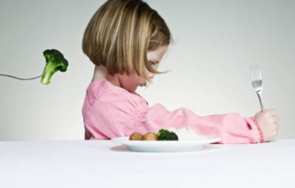 给孩子喂饭有什么危害 怎么培养宝宝独立吃饭