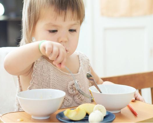 给孩子喂饭有什么危害 怎么培养宝宝独立吃饭