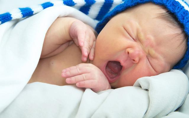 婴儿每次拍嗝要拍多久 缓解宝宝打嗝症状的方法
