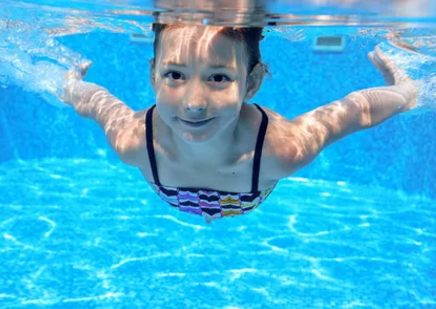 儿童|儿童游泳要注意什么 儿童游泳有什么好处