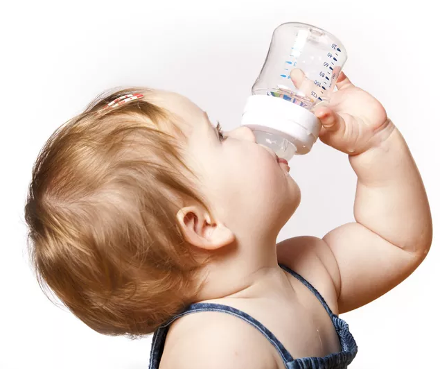 孩子喝水少有什么危害 各年龄阶段宝宝的喝水准则