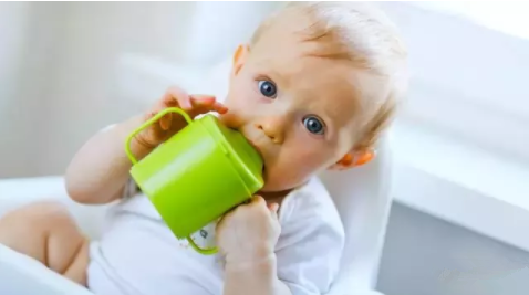 孩子喝水少有什么危害 各年龄阶段宝宝的喝水准则