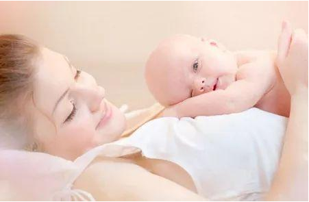 婴儿每次拍嗝要拍多久 缓解宝宝打嗝症状的方法