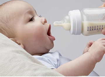 为什么喝配奶的宝宝大便会很臭 配方奶可以喝到大吗