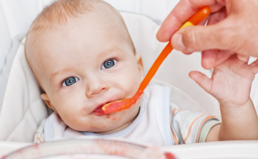 宝宝吃饭要追着喂怎么办 怎么让宝宝自主进食