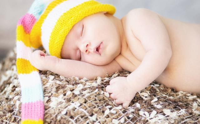 宝宝睡姿对头型与脸型的影响 关于宝宝睡姿的常见问题