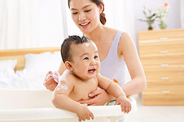 新生儿第一次洗澡的时间 如何帮助新生儿洗澡