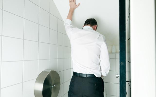 男性长期憋尿有哪些危害 男性长期憋尿的五大危害