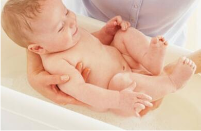 新生儿第一次洗澡的时间 如何帮助新生儿洗澡
