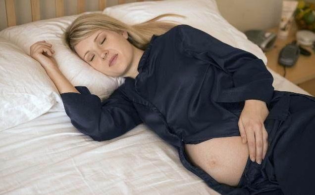 孕期晚上睡不着对胎儿有哪些影响 孕期准妈咪怎么才能睡的香