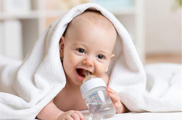 怎么给宝宝选择合适的配方奶粉 宝宝转奶期配方奶粉的选择