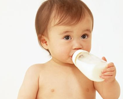 小儿荨麻症可以喝牛奶吗 小儿荨麻症要注意什么