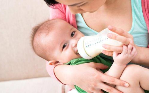 怎么给宝宝选择合适的配方奶粉 宝宝转奶期配方奶粉的选择