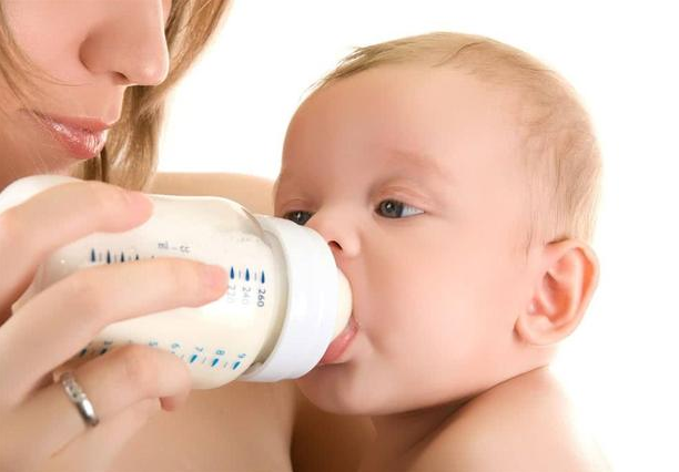 小孩子打嗝怎么喂奶 宝宝打嗝后多久可以喂奶