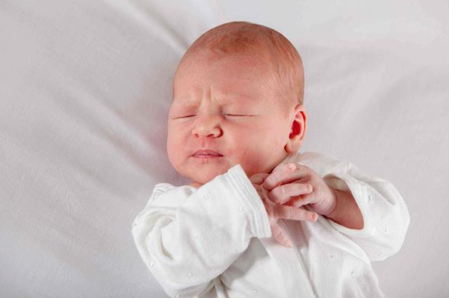 宝宝长期歪头睡有哪些危害 宝宝喜欢歪头睡的原因