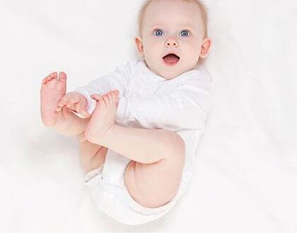 宝宝不爱穿袜子怎么办 宝宝可以光脚丫吗