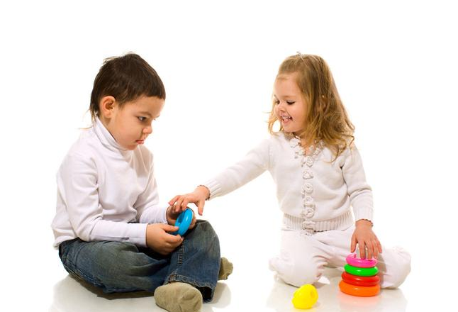 小朋友抢玩具怎么办 如何教孩子学会分享玩具