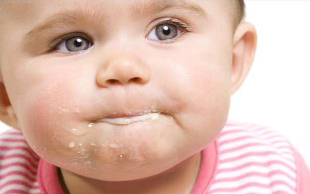 什么样的吐奶算是正常吐奶 婴儿正常吐奶和生病吐奶有什么不同