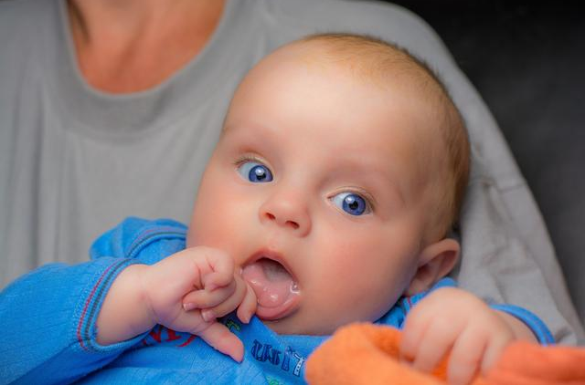 什么样的吐奶算是正常吐奶 婴儿正常吐奶和生病吐奶有什么不同